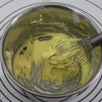 1、小羊曲奇,黄油室温软化后，加入糖粉，用手动打蛋器搅打至顺滑。