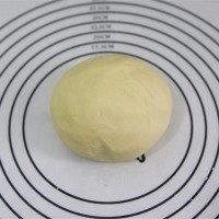 4、小羊曲奇,然后放入纤维垫上，轻轻用手轻轻揉成面团。