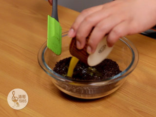 4、免烤奥利奥芝士蛋糕，不需要烤箱,然后加入融化的黄油