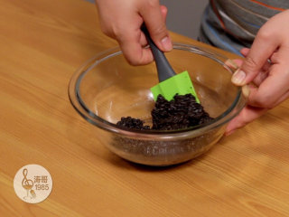 5、免烤奥利奥芝士蛋糕，不需要烤箱,用刮刀搅拌均匀后