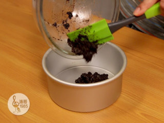 6、免烤奥利奥芝士蛋糕，不需要烤箱,把它们倒进一个6寸圆型活底模具里