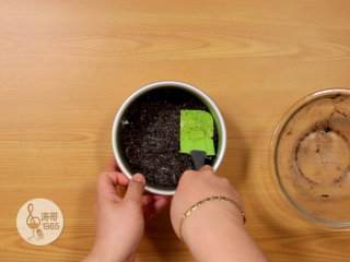 7、免烤奥利奥芝士蛋糕，不需要烤箱,再用刮刀把它们压压平来做蛋糕底