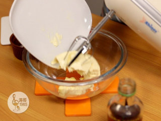 11、免烤奥利奥芝士蛋糕，不需要烤箱,打到奶油能立尖就可以了，然后放在一旁备用