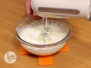 9、免烤奥利奥芝士蛋糕，不需要烤箱,接下来打发奶油，把刚从冰箱里取出的动物淡奶油倒进一个无水无油的容器里