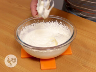 10、免烤奥利奥芝士蛋糕，不需要烤箱,用手持电动打蛋器慢速打发，速度越慢，打发的时间越久，打好的奶油越稳定不容易消泡