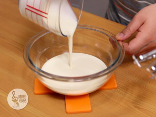 12、免烤奥利奥芝士蛋糕，不需要烤箱,接下来把提前在室温下软化好的奶油芝士倒进另一个容器里