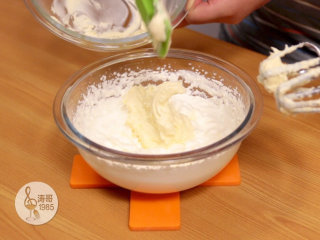 16、免烤奥利奥芝士蛋糕，不需要烤箱,再把打发好的奶油芝士加入到之前打发好的动物淡奶油里