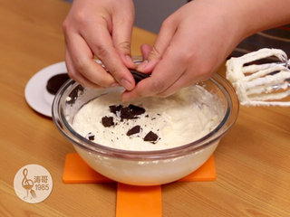 18、免烤奥利奥芝士蛋糕，不需要烤箱,接着把奥利奥饼干掰碎也加进去