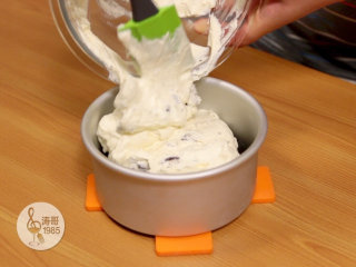 20、免烤奥利奥芝士蛋糕，不需要烤箱,都搅拌均匀后把它倒进从冰箱里取出的蛋糕模具里