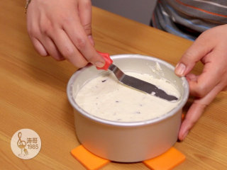 21、免烤奥利奥芝士蛋糕，不需要烤箱,用一个蛋糕小抹刀把表面完全抹平