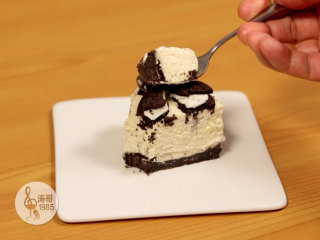 24、免烤奥利奥芝士蛋糕，不需要烤箱,做好的芝士蛋糕可以放在冰箱的保鲜层冷藏保存，想吃的时候直接从冰箱里拿出来就可以吃