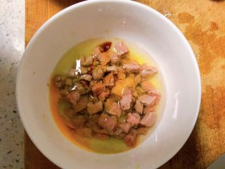 4、宝宝快手披萨,放入蛋清和宝宝酱油一起搅拌均匀后腌制10分钟！