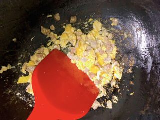 7、宝宝快手披萨,把腌制好的馅炒2分钟并放入甜椒丁！