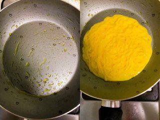 8、宝宝快手披萨,热锅刷油，倒入搅拌好的面条用筷子迅速摊平！