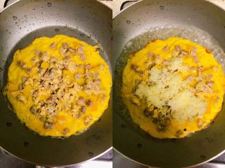 9、宝宝快手披萨,把牛肉甜椒丁放入后撒上奶酪丝，放入少许水盖上锅盖焖煮5分钟至蛋液凝固即可出锅！