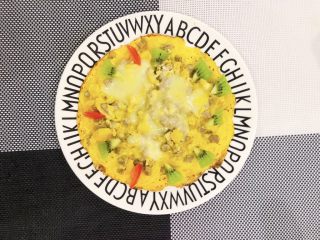 10、宝宝快手披萨,最后摆上奇异果和小番茄即可！