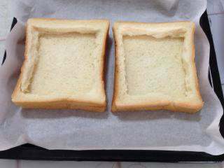 1、懒人早餐【吐司培根披萨】,吐司4片，有两片把中间去掉，剩下边框。