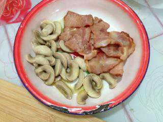 2、懒人早餐【吐司培根披萨】,蘑菇切片、培根切小块，加点盐用橄榄油先煎一下。