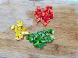 3、懒人早餐【吐司培根披萨】,青、红、黄彩椒切小丁。