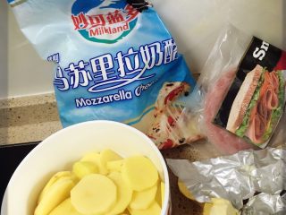 1、芝士焗土豆,材料图。可选的材料就没有入图啦。土豆去皮后切片。