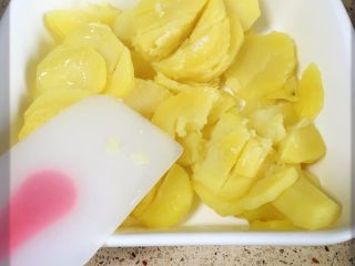 2、芝士焗土豆,土豆片放入微波炉热5分钟。要加保鲜膜噢。不然水分就蒸发了。然后用铲子碾碎。