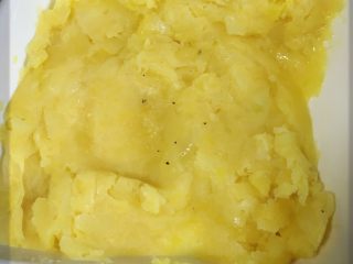 3、芝士焗土豆,碾碎的过程中把黄油和淡奶油加入。放少许盐。