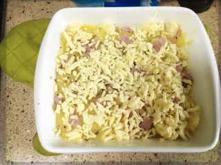 4、芝士焗土豆,碾碎成土豆泥后表面依次铺上黑胡椒、披萨草、火腿碎、芝士。最后再加一点黑胡椒。如果可选材料没有就不加啦。也好吃的