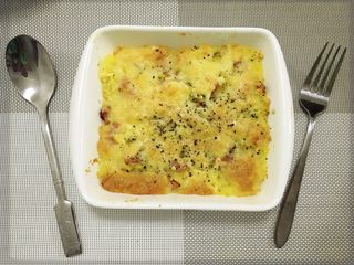 5、芝士焗土豆,烤箱170度预热后放入土豆泥。170摄氏度15-18分钟。我喜欢芝士表面有点脆脆的感觉。见图！所以我是18分钟。如果你喜欢嫩一点就15分钟。