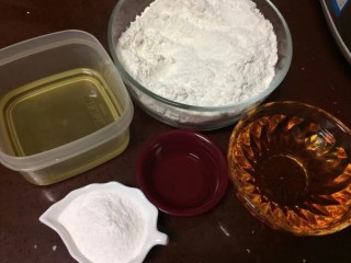 1、#甜味#莲蓉蛋黄月饼,主料全部称好备用，中筋面粉，玉米油，碱水，吉士粉，月饼转化糖浆