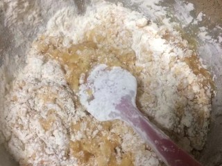 4、#甜味#莲蓉蛋黄月饼,用硅胶铲拌匀，然后用手捏成光滑的面团，不需要揉