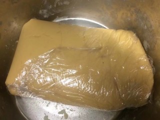 5、#甜味#莲蓉蛋黄月饼,做好的月饼皮包上保鲜膜，温室下放置醒两小时以上，这个一定的醒够时间，醒好的面团容易包裹