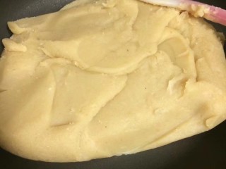 6、#甜味#莲蓉蛋黄月饼,接下来是做莲蓉，大家可以搜索一下，莲蓉就不细说了，重点提示，莲蓉炒到最后不要炒的太干，达到锅铲翻动时整块跟着转动就可以了，太干包入月饼回油后容易散