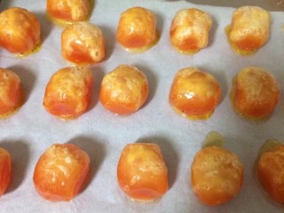8、#甜味#莲蓉蛋黄月饼,取出后放入烤盘中，180度烤五分钟至出香味即可，不要烤太久，不然容易发干不好吃