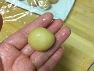 11、#甜味#莲蓉蛋黄月饼,等一切都弄好了，月饼皮也醒的差不多了，称好重量，取一个月饼皮搓圆按扁，记住一点，按照这个比例做出的月饼皮捏起来是软软的，正合适