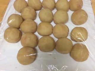 10、#甜味#莲蓉蛋黄月饼,20个莲蓉蛋黄全部包完，中途一直盖上保鲜膜防止流失水分
