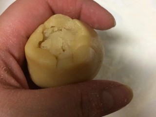 13、#甜味#莲蓉蛋黄月饼,然后再翻过来，慢慢的用虎口向上推月饼皮，直到收口紧紧的包裹住内陷