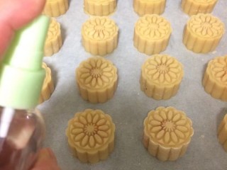 18、#甜味#莲蓉蛋黄月饼,烤箱180度提前预热5分钟，月饼进入烤箱提前喷一点水