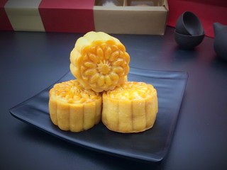 21、#甜味#莲蓉蛋黄月饼,刚烤出的月饼不好吃，放一边存放三四天左右回油后皮软更好吃。