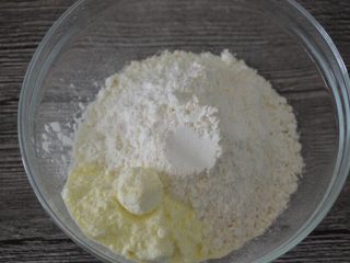1、玫瑰花果仁香脆饼,低筋粉、奶粉、泡打粉、盐放入碗里,混合均匀