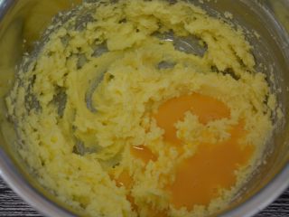 2、玫瑰花果仁香脆饼,加入鸡蛋液,打至完全乳化(无油水分离状)