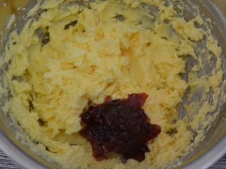 3、玫瑰花果仁香脆饼,加入玫瑰花酱