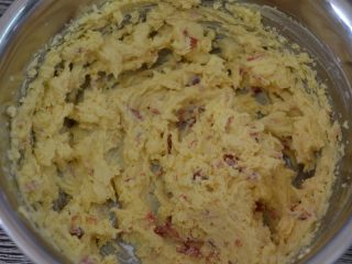 4、玫瑰花果仁香脆饼,打至混合均匀