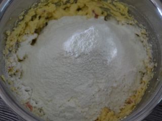 5、玫瑰花果仁香脆饼,筛入混合粉,切拌至絮状