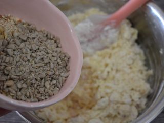 6、玫瑰花果仁香脆饼,加入混合的果仁