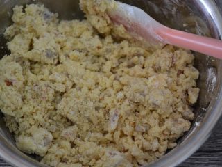 7、玫瑰花果仁香脆饼,切拌均匀