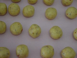 9、玫瑰花果仁香脆饼,取23g一个,滚圆