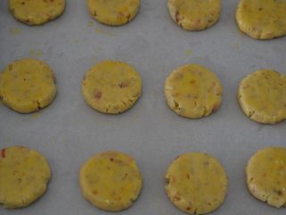 10、玫瑰花果仁香脆饼,把饼干胚有间隔地排放到烤盘上,在饼干胚表面擦一层薄薄的蛋液,入烤箱,179度烤18分钟即可。