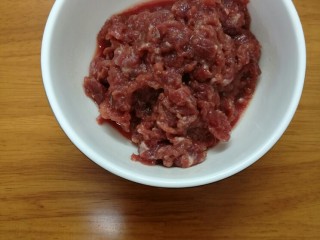 1、意大利面,牛肉洗净切丝，加盐（半小勺）、生粉（少许）、胡椒粉（少许）、油（少许）、鸡精（1勺），腌制20分钟