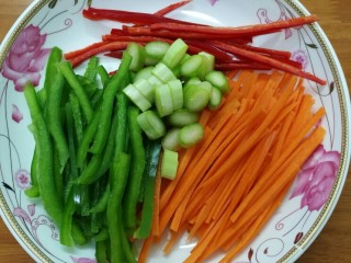2、意大利面,芦笋切丁，胡萝卜、青椒、红椒切丝，蒜头切末备用