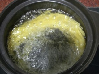 3、意大利面,水烧开后放少许盐、油，接着放意大利面煮熟，捞起后过凉水备用（意大利面煮之前可以用开水泡一会，会比较容易煮一点）